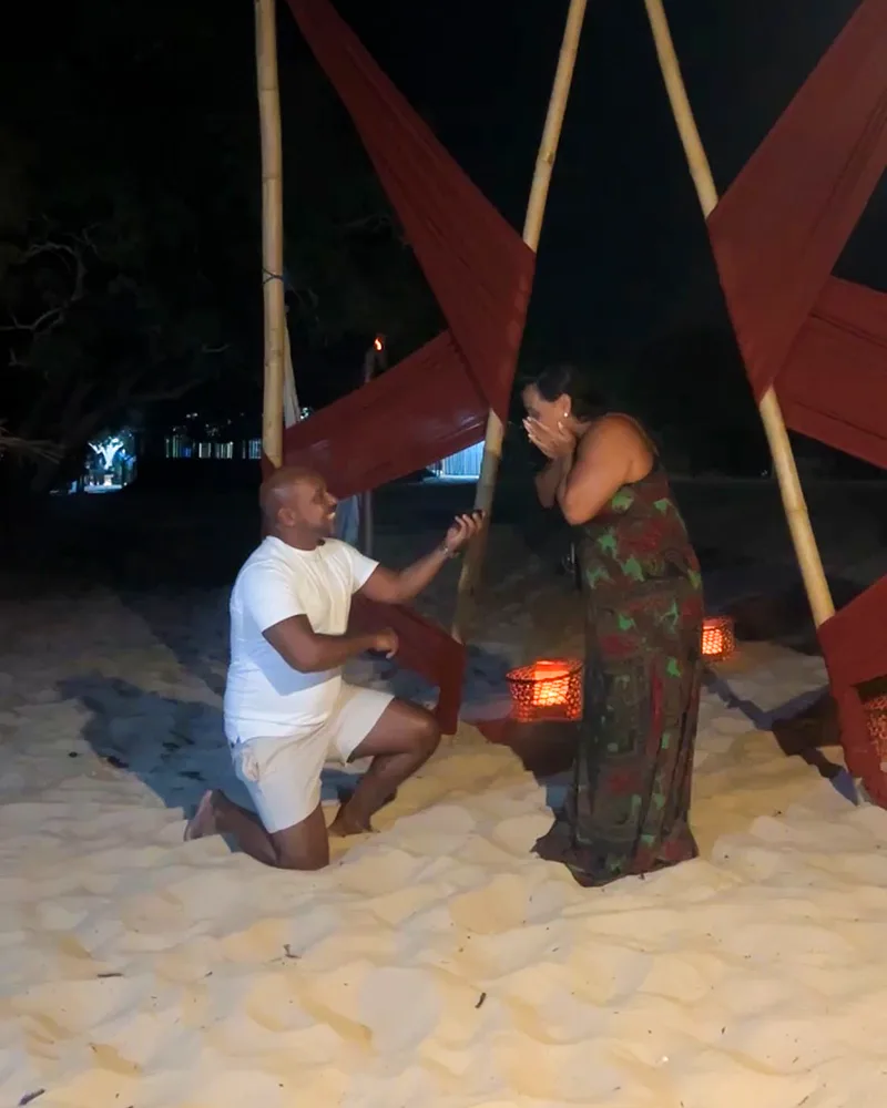Eduardo de joelhos no pedido de casamento, à noite