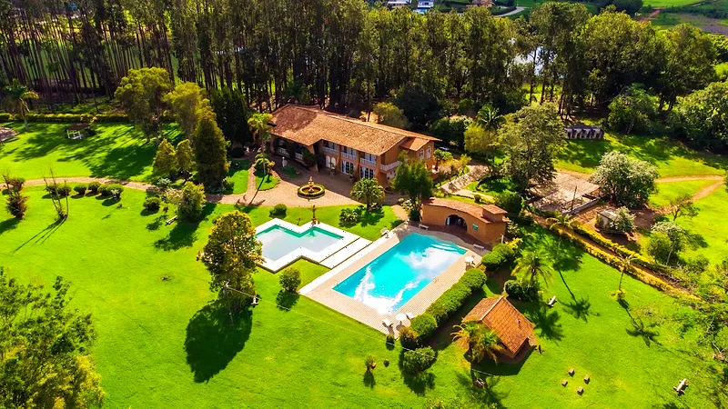 Vista aérea da fazenda, com a casa e as piscinas