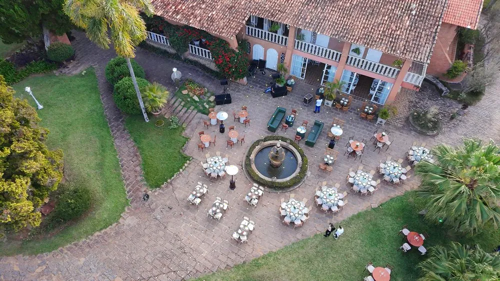 Pátio da fonte em dia de festa