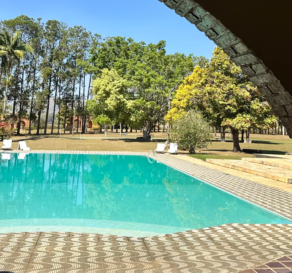 Piscina com vista para o campo