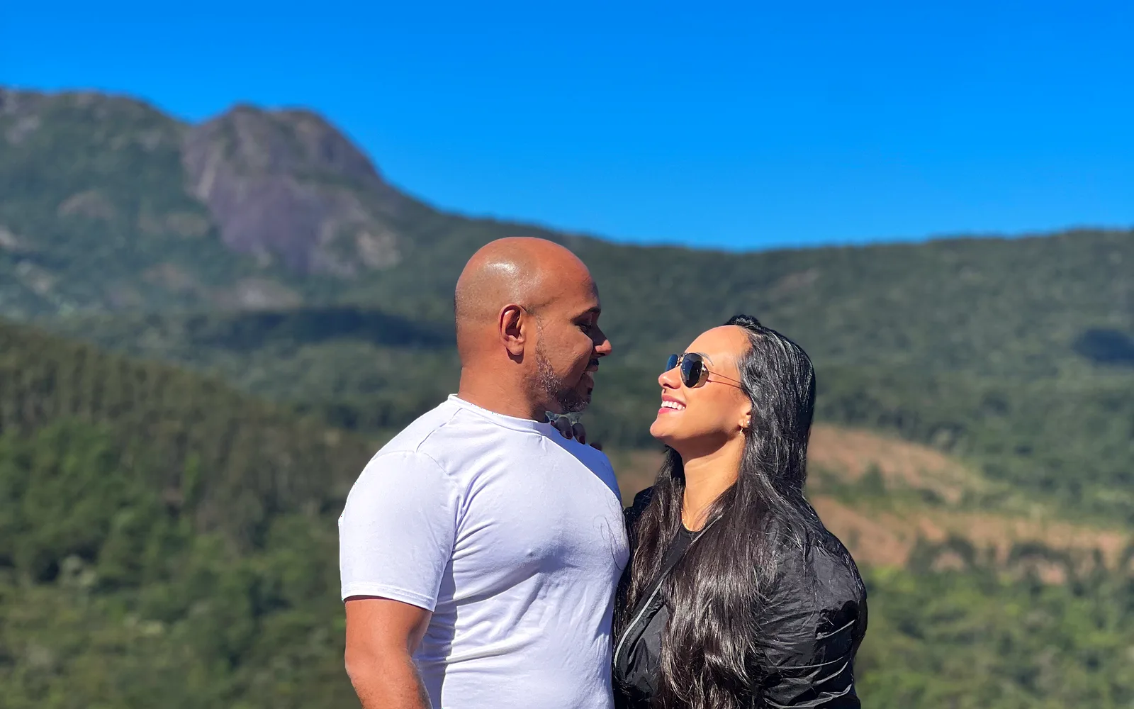 Bárbara e Eduardo se olhando no mirante