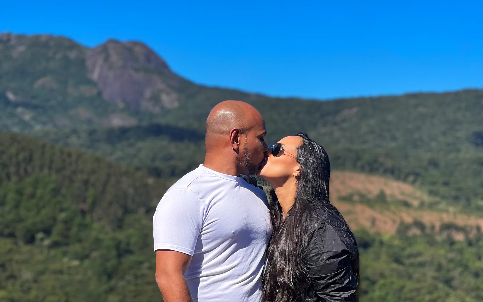 Eduardo beijando Bárbara no mirante