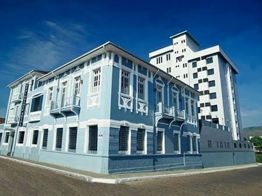 Fachada do Hotel Real Palace, prédio azul e branco no centro de Santa Rita do Sapucaí